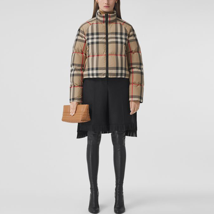 Lookbook (W) Burberry FW21 米色格紋高領羽絨外套. 80459551