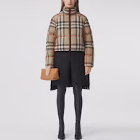 Lookbook (W) Burberry FW21 Jaket Puff Beige Check dengan Kolar Berdiri. 80459551
