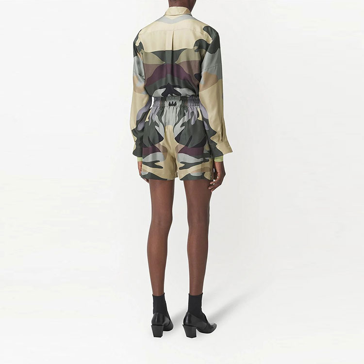 Shop (W) 버버리 FW21 카모플라주 프린트 스트레이트 쇼츠 그린. 80433451