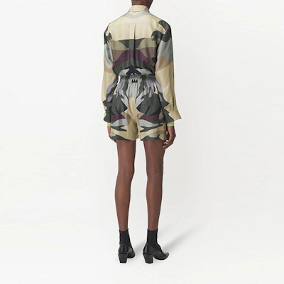 (W) 버버리 FW21 카모플라주 프린트 스트레이트 쇼츠 그린. 80433451 Shop (W) 버버리 FW21 카모플라주 프린트 스트레이트 쇼츠 그린. 80433451