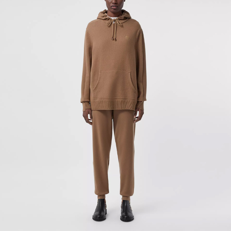 Lookbook (W) Burberry FW21 女款褐色字母印花抽繩運動長褲。 80433101