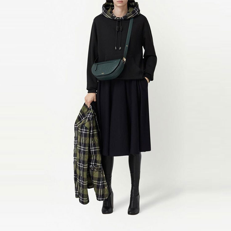 Lookbook (W) Burberry FW22 Baju Sweatshirt Lengan Panjang Cetakan Kotak Hitam. 80559051