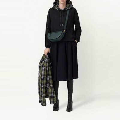 (W) Burberry FW22 Baju Sweatshirt Lengan Panjang Cetakan Kotak Hitam. 80559051 Lookbook (W) Burberry FW22 Baju Sweatshirt Lengan Panjang Cetakan Kotak Hitam. 80559051