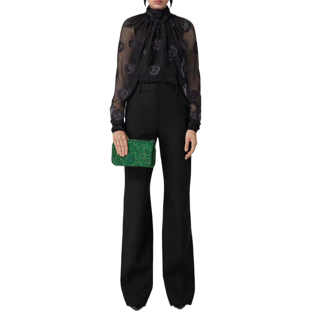 Lookbook (W) 버버리 FW22 블랙 플리츠 플레어 롱 캐주얼 팬츠. 80614091