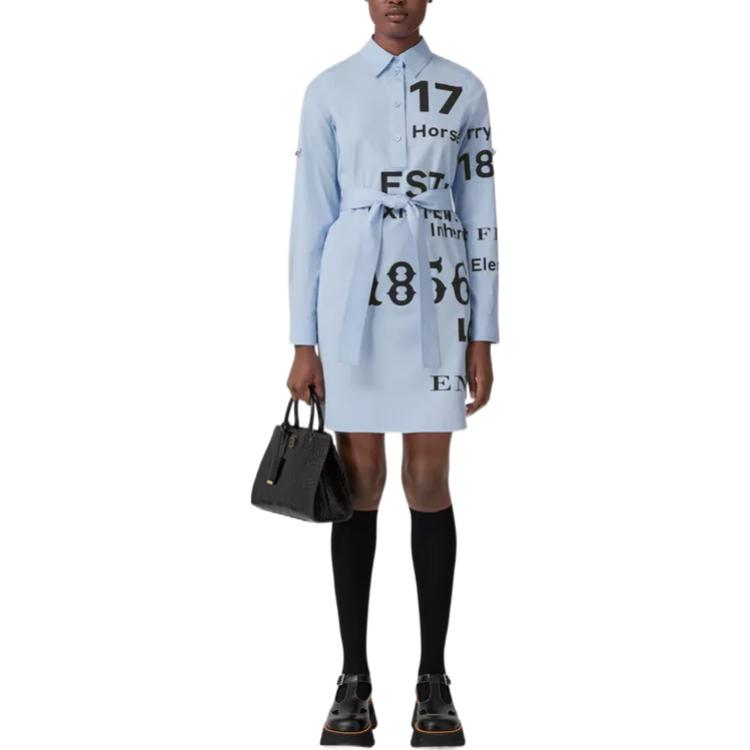 Lookbook (W) Burberry FW22 Gaun Lengan Panjang Cetak Huruf Biru dengan Ikatan Pinggang. 80581041