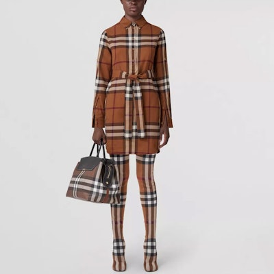 (W) 버버리 FW22 브라운 체크 코튼 벨티드 롱 슬리브 셔츠 원피스. 80624101 Lookbook (W) 버버리 FW22 브라운 체크 코튼 벨티드 롱 슬리브 셔츠 원피스. 80624101