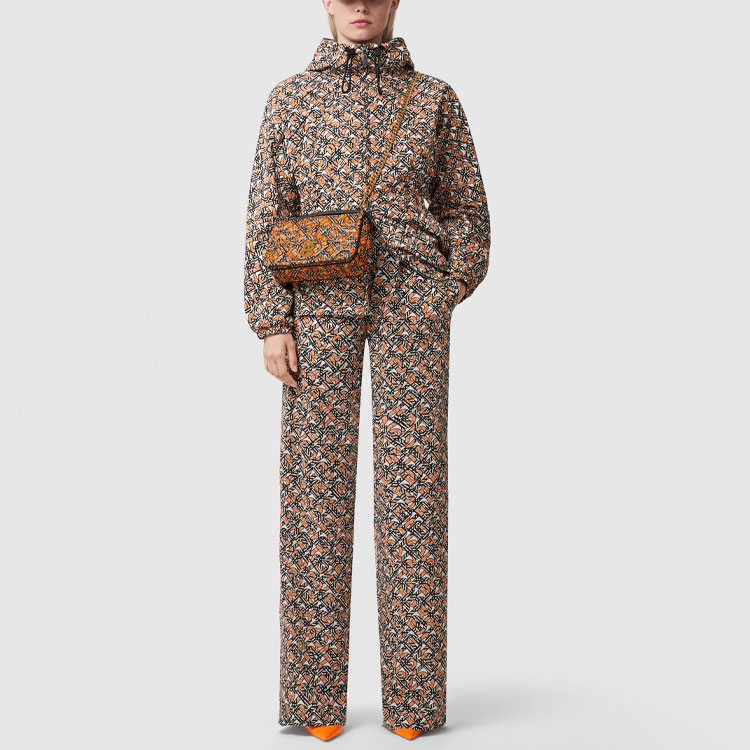 Lookbook (W) Burberry FW22 Jaket Coklat Nylon Hoodie dengan Cetakan Monogram. 80569491