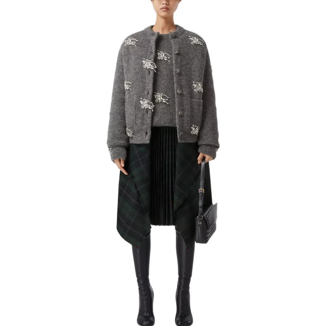 Lookbook (W) Burberry FW22 Rok Midi Kotak Hijau dengan Detail Gesper Samping. 80618981