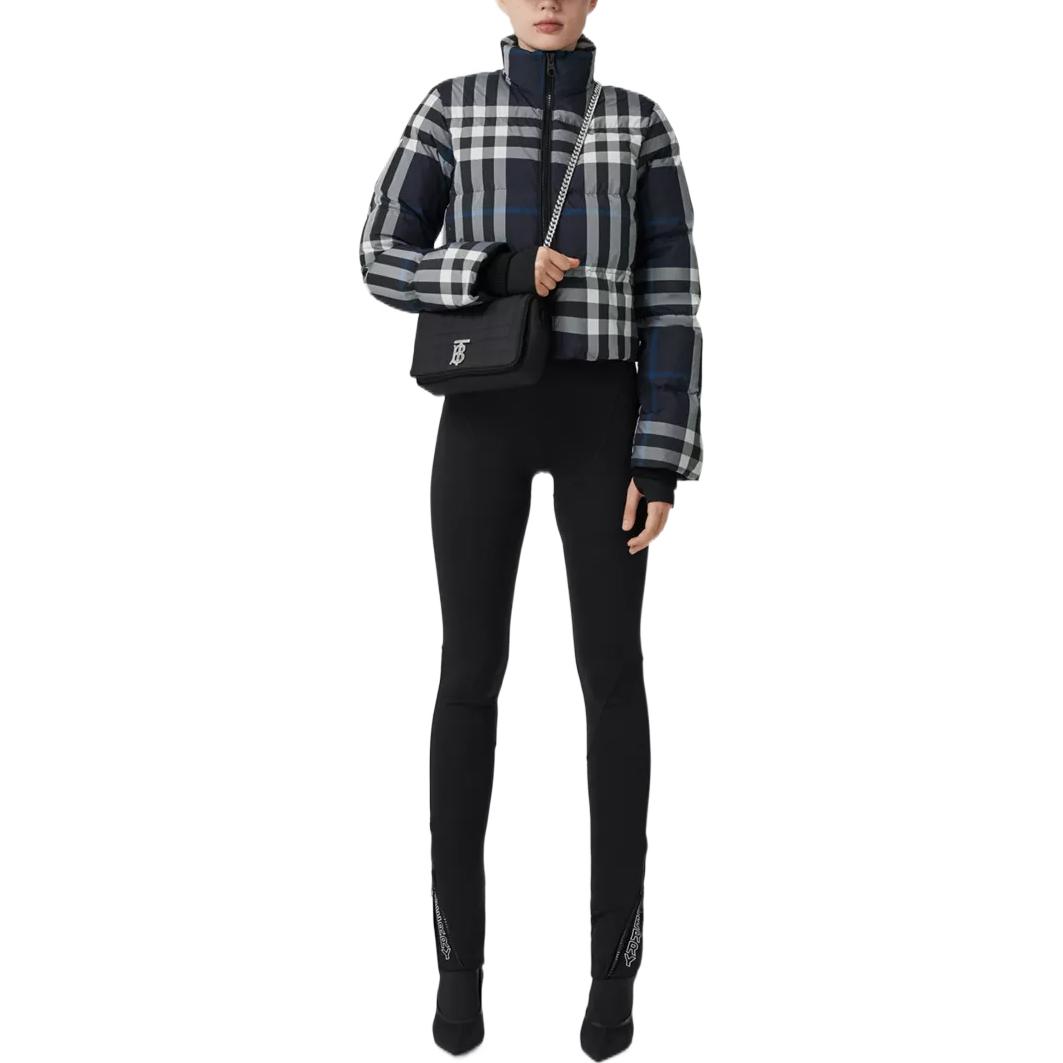 Lookbook (W) 버버리 FW22 로고 지퍼 체크 숏 다운 자켓 네이비 블루. 80578421