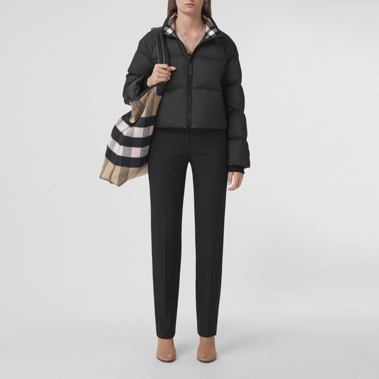 Lookbook (W) Burberry FW22 黑色高領拉鍊短版羽絨外套. 80447301