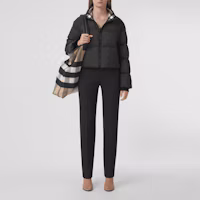 Lookbook (W) Burberry FW22 Jaket Puffer Leher Tinggi Zip Hitam Pendek. 80447301