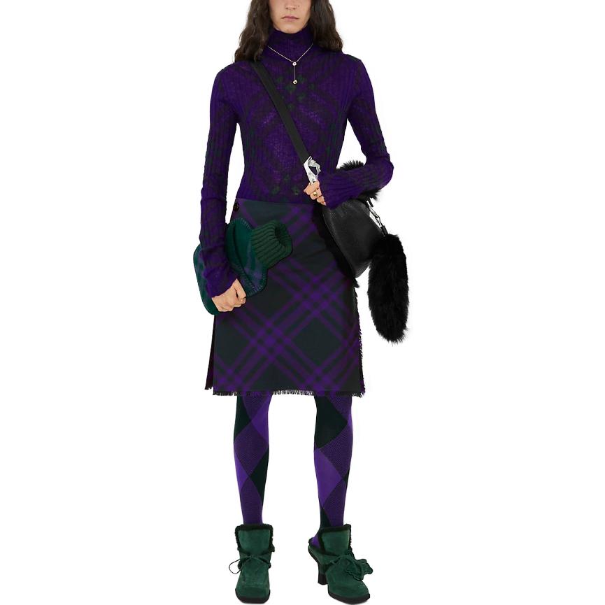 Lookbook (W) 버버리 FW23 체크 프린지 맥시 드레스 - 다크 로얄 퍼플. 80780131