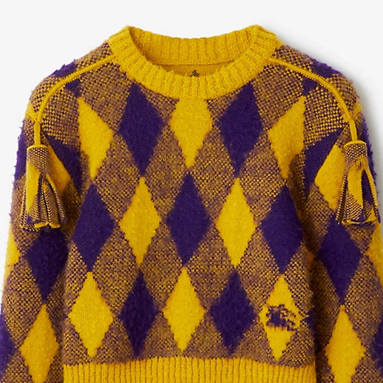 Lookbook (W) 버버리 FW23 체크 자카드 니트 프린지 스웨터 - 가을 오커 컬러. 80769451