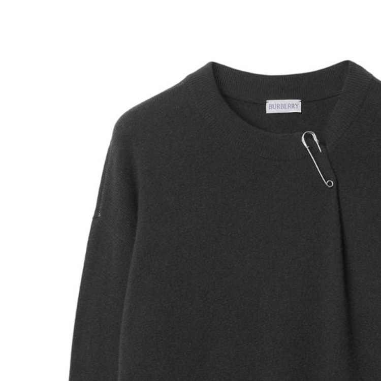 (Women) Burberry FW23  Solid Color Pin Detail Crewneck Sweater in Charcoal Gray. 80836261 圖 5