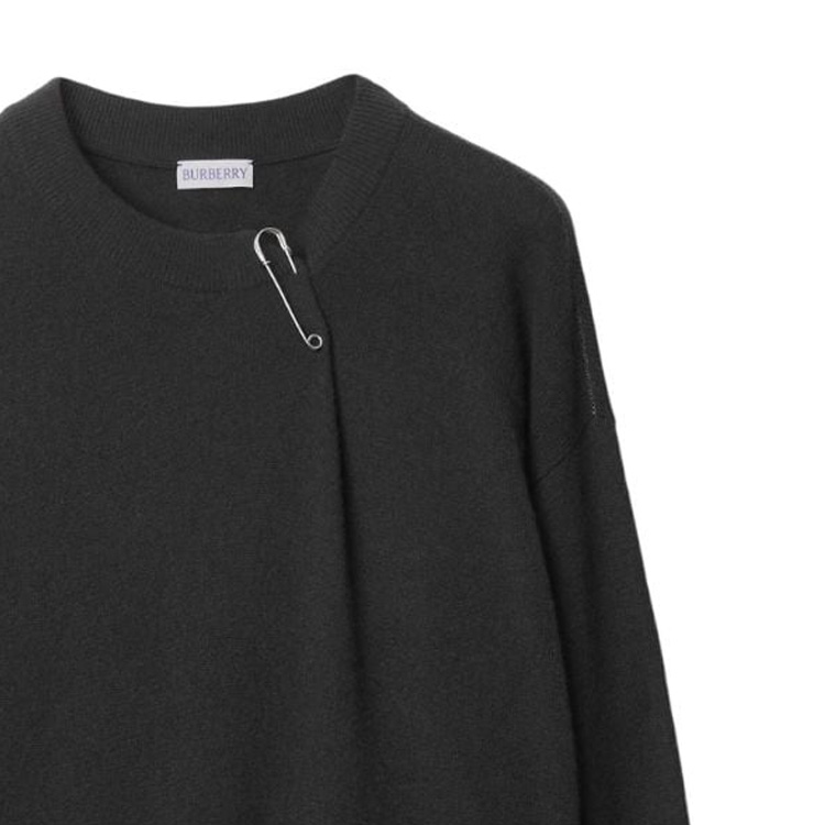 (Women) Burberry FW23  Solid Color Pin Detail Crewneck Sweater in Charcoal Gray. 80836261 圖 6