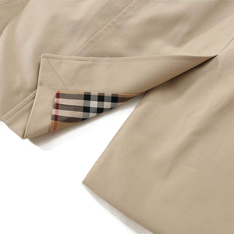 Lookbook (W) Abrigo Burberry FW23 Clásico Cruzado con Cuello Cuadrado. 80794081