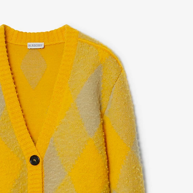 Details for (W) 버버리 FW23 아가일 브이넥 버튼업 루즈핏 니트 스웨터 여성 미모사 옐로우. 80776841