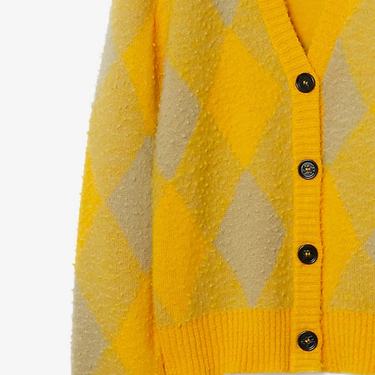 Sizing (W) 버버리 FW23 아가일 브이넥 버튼업 루즈핏 니트 스웨터 여성 미모사 옐로우. 80776841