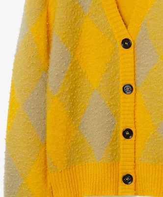 (W) 버버리 FW23 아가일 브이넥 버튼업 루즈핏 니트 스웨터 여성 미모사 옐로우. 80776841 Sizing (W) 버버리 FW23 아가일 브이넥 버튼업 루즈핏 니트 스웨터 여성 미모사 옐로우. 80776841