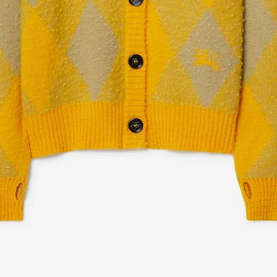 (W) 버버리 FW23 아가일 브이넥 버튼업 루즈핏 니트 스웨터 여성 미모사 옐로우. 80776841 1