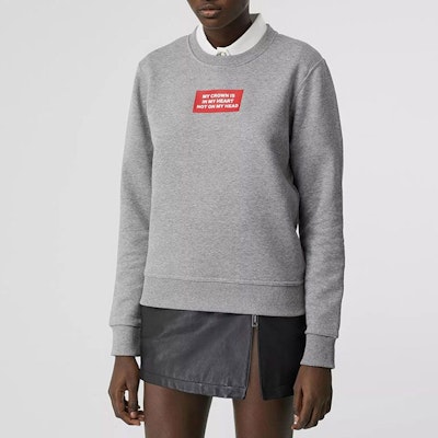 (W) Burberry Crewneck Abu-Abu dengan Slogan Print. 80171561 Shop (W) Burberry Crewneck Abu-Abu dengan Slogan Print. 80171561