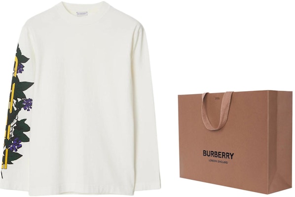 (W) Burberry Ivy Print Oversized Long Sleeve T-Shirt Wanita SS24 - Salt Crystal. 80906421 Shop (W) Burberry Ivy Print Oversized Long Sleeve T-Shirt Wanita SS24 - Salt Crystal. 80906421