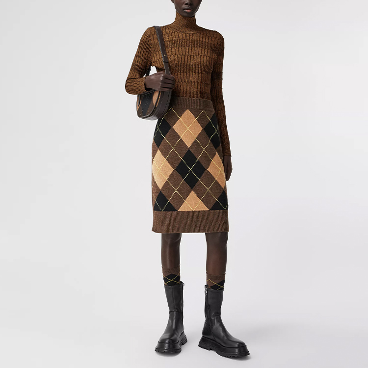 Lookbook (W) Suéter Burberry de punto cuello alto en naranja brillante. 80363021