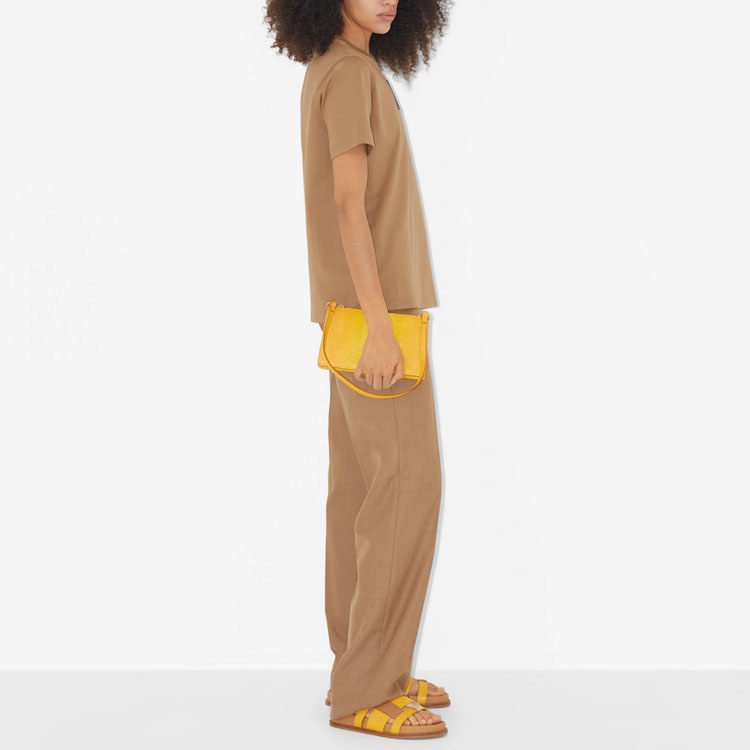 (Women) Burberry Logo Patch Crew Neck Straight Fit T-Shirt SS23  - Camel. 80657771 圖 6