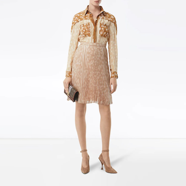 Lookbook (W) 博柏利宽松版长袖衬衫配鹿印花口袋 - 卡其色. 80241041