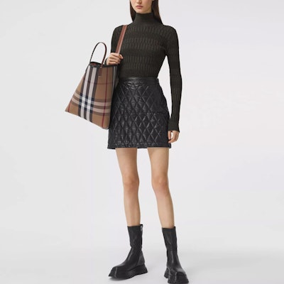 (W) 버버리 올리브 슬림핏 터틀넥 니트 스웨터 80332001 Lookbook (W) 버버리 올리브 슬림핏 터틀넥 니트 스웨터 80332001