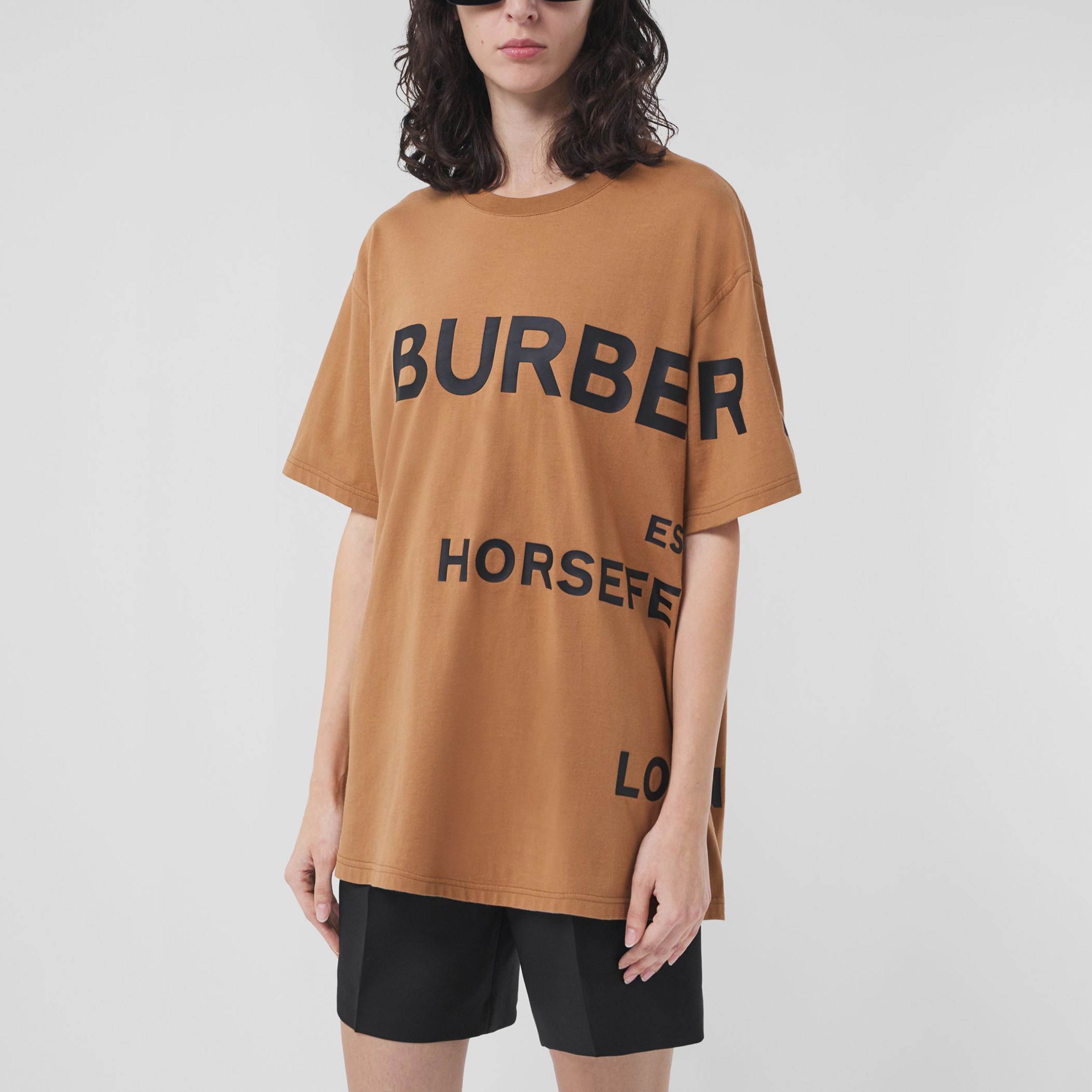 (Women) Burberry Oversized Letter Print Short Sleeve T-Shirt in Camel. 80489271 圖 3