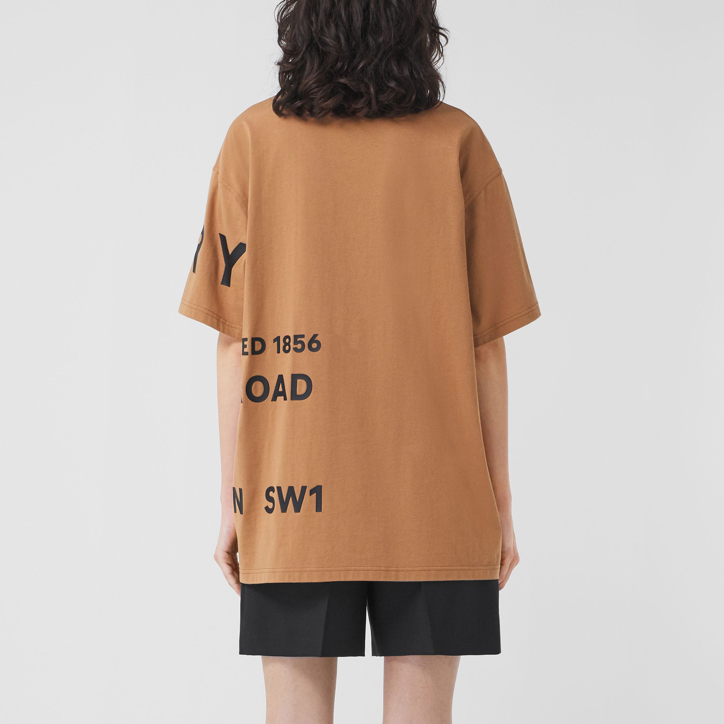 (Women) Burberry Oversized Letter Print Short Sleeve T-Shirt in Camel. 80489271 圖 4