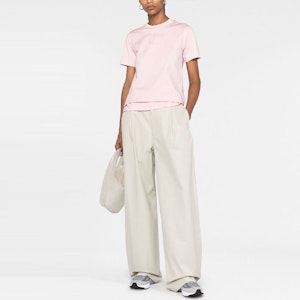 (W) Burberry Pink Logo Bordir Badge Crewneck T-Shirt Wanita SS23 Kaos Kasual. 80709161 Lookbook (W) Burberry Pink Logo Bordir Badge Crewneck T-Shirt Wanita SS23 Kaos Kasual. 80709161