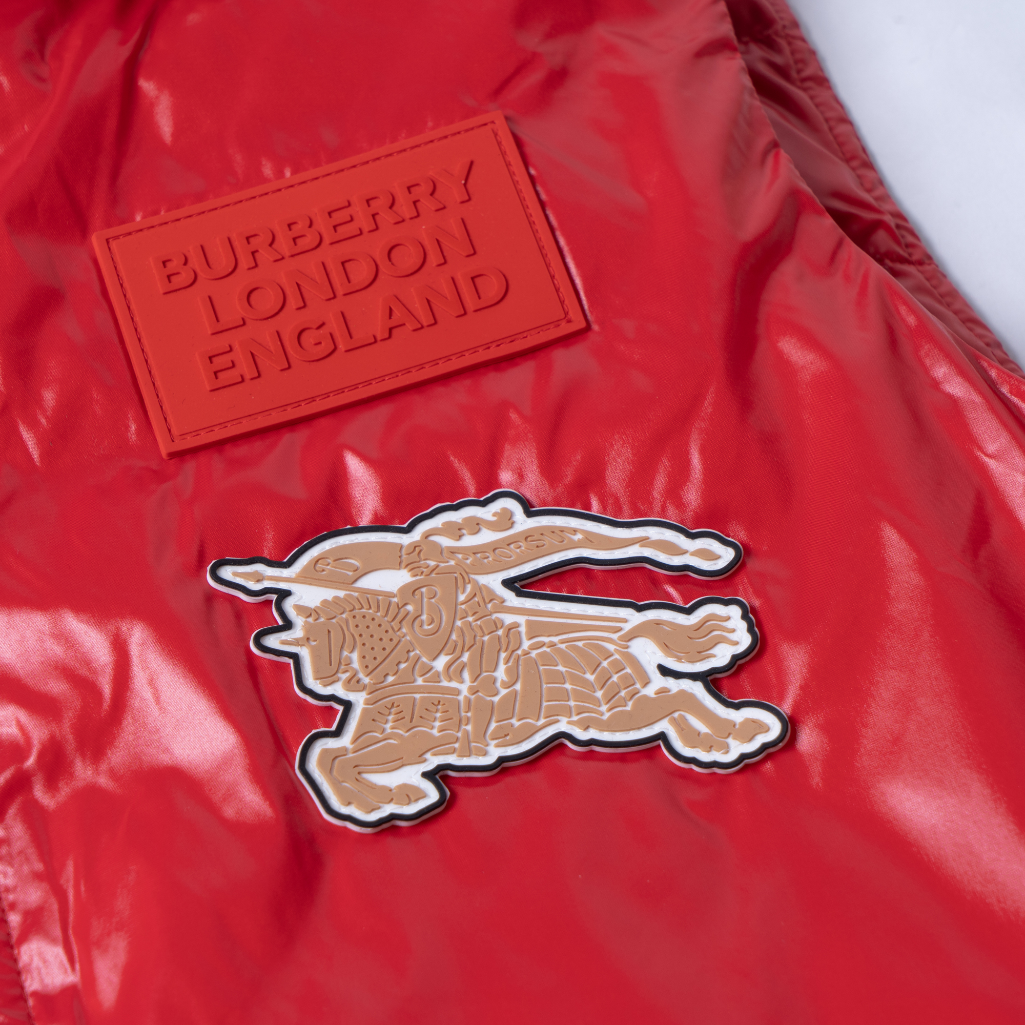 Cheap (W) バーバリー レッド ロゴ パッチ ジップ フード付き ダウン ベスト 80219671