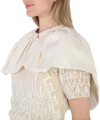 (W) Burberry 純色百褶短披肩 白色 40593001 Lookbook (W) Burberry 純色百褶短披肩 白色 40593001