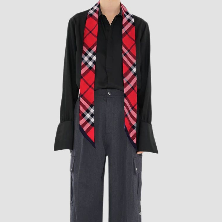 (Women) Burberry Solid Color Silk Scarf for Women in Scarlet Red. 80909791 圖 5