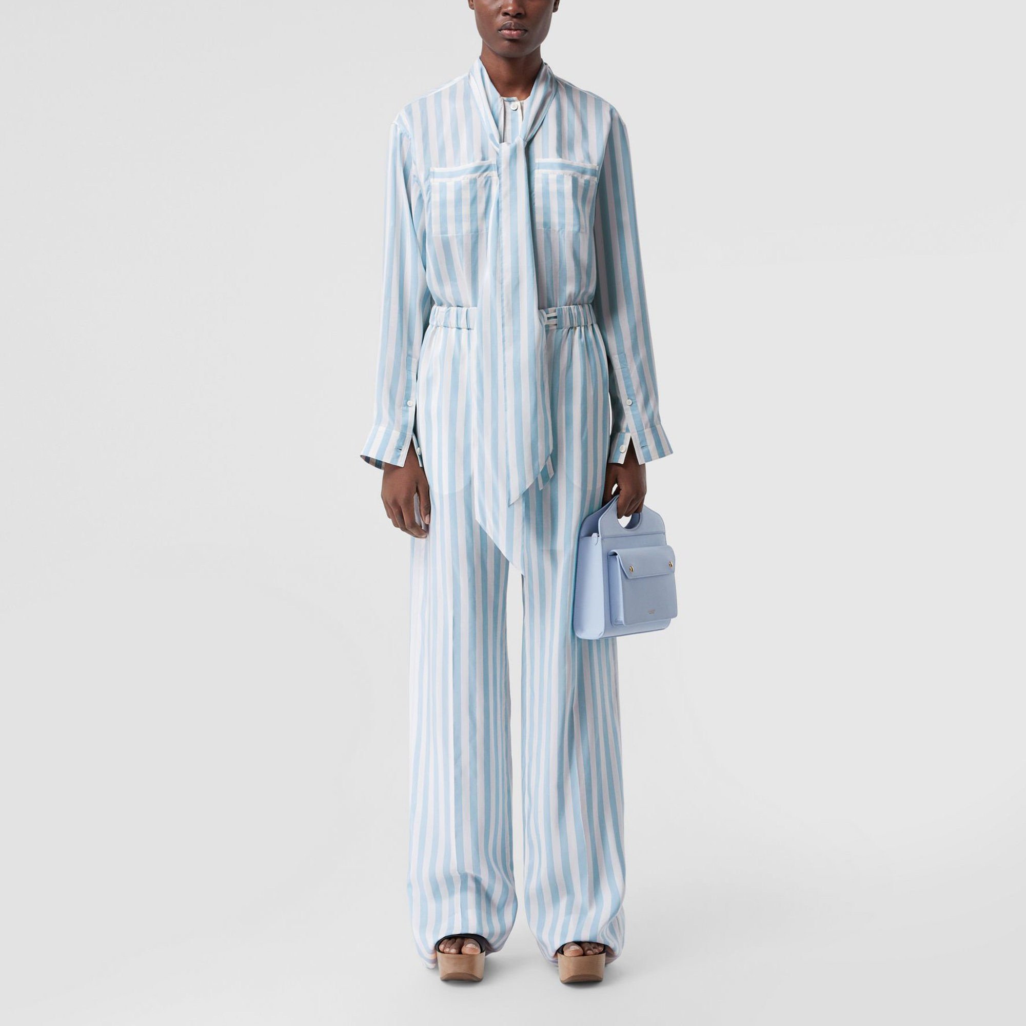 (Women) Burberry SS21 Long-Sleeve Shirt with Striped Silk Tie Collar in Cobalt Blue. 80417021 圖 3