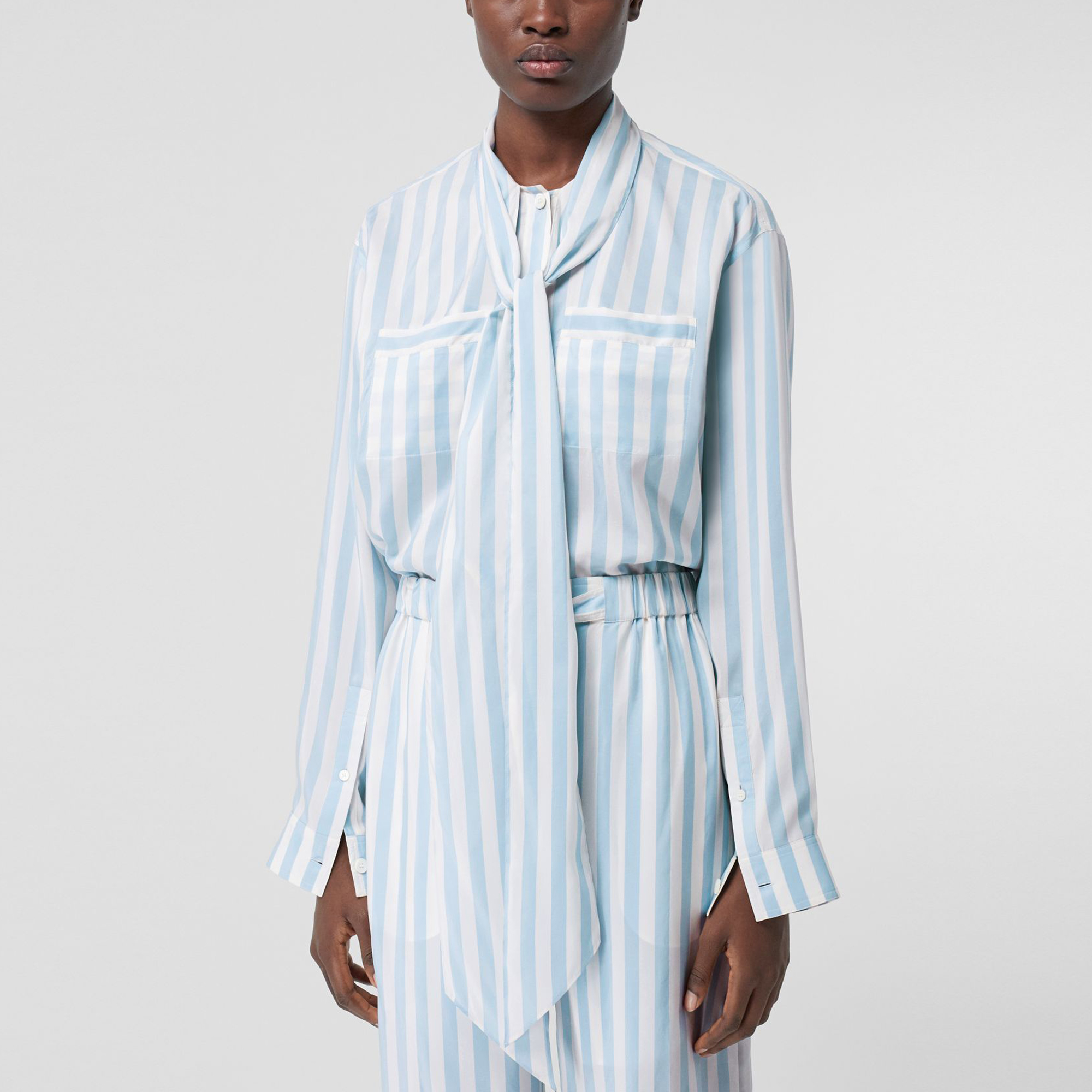 (Women) Burberry SS21 Long-Sleeve Shirt with Striped Silk Tie Collar in Cobalt Blue. 80417021 圖 4