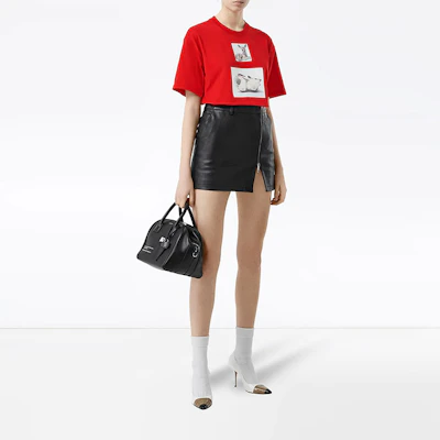(W) バーバリー SS21 レッド オーバーサイズ 鹿プリント Tシャツ 45605191 Lookbook (W) バーバリー SS21 レッド オーバーサイズ 鹿プリント Tシャツ 45605191