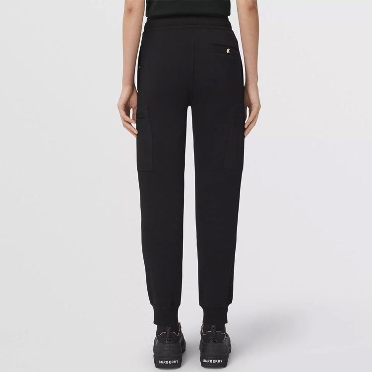 Shop (W) Burberry SS22 Seluar Jogger Knit Corak Logo Hitam. 80489821