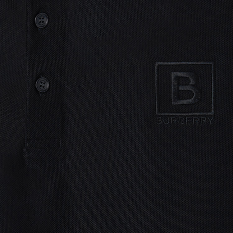 Sizing (W) Burberry SS22 Polo Negro con Logo Bordado y Color Sólido. 80526531