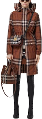 (W) バーバリー SS22 ブラウン チェック パネル ジップ カジュアル フーディ ジャケット 80551571 Lookbook (W) バーバリー SS22 ブラウン チェック パネル ジップ カジュアル フーディ ジャケット 80551571