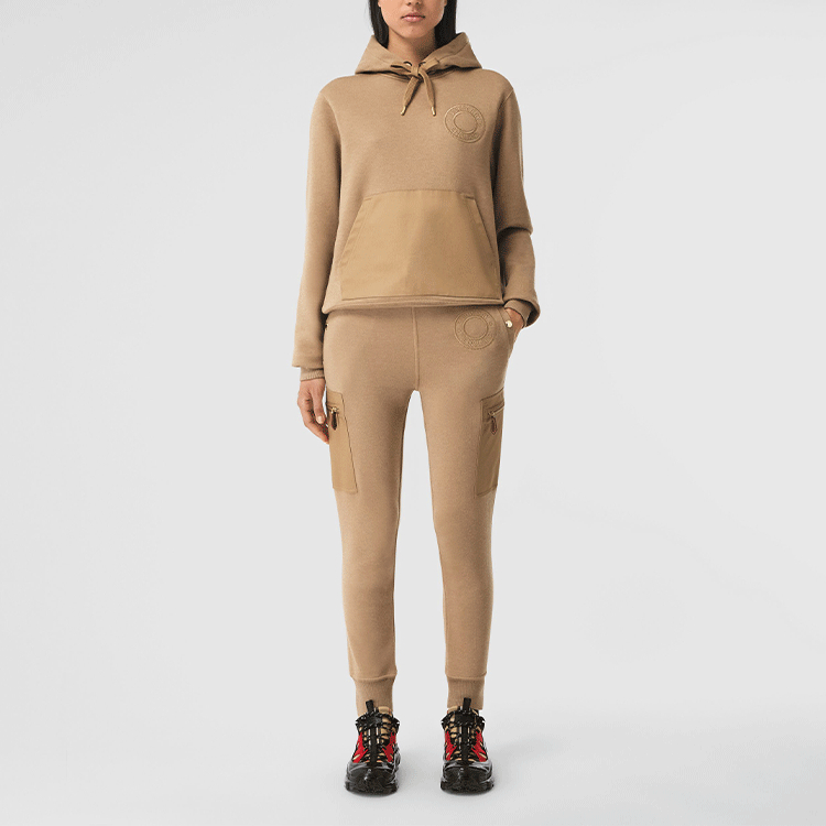 Lookbook (W) Burberry SS22 Logo Jogger Knit Pants Warna Camel. 80477391