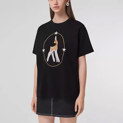 (Women) Burberry SS22 Loose Fit Deer Print Cotton T-Shirt - Black 80494611 Shop (Women) Burberry SS22 Loose Fit Deer Print Cotton T-Shirt - Black 80494611