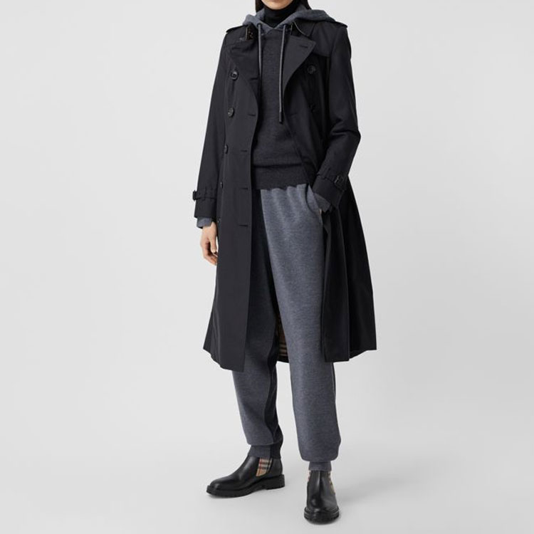 Lookbook (W) 博柏利SS22午夜蓝长款风衣配腰带和翻领 80279991