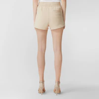 Shop (W) Pantalones cortos Burberry SS22 color sólido con logo bordado en taupe suave. 80521181