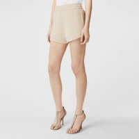 Purchase (W) Pantalones cortos Burberry SS22 color sólido con logo bordado en taupe suave. 80521181