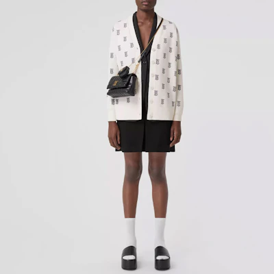 (Women) Burberry SS22 White V-Neck Letter Print Long Sleeve Knit Sweater 80571601 Shop (Women) Burberry SS22 White V-Neck Letter Print Long Sleeve Knit Sweater 80571601