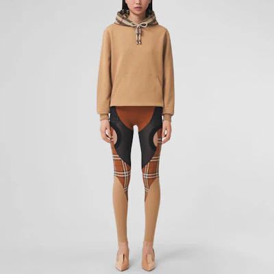 (W) 버버리 SS22 체크 코튼 루즈핏 후디 카멜 80577281 Lookbook (W) 버버리 SS22 체크 코튼 루즈핏 후디 카멜 80577281