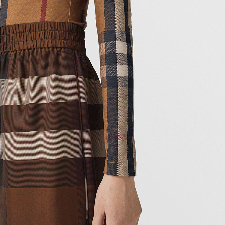 Details for (W) Burberry SS22 Seluar Pendek Wanita Coklat Colorblock Plaid High-Waist Casual 80510951